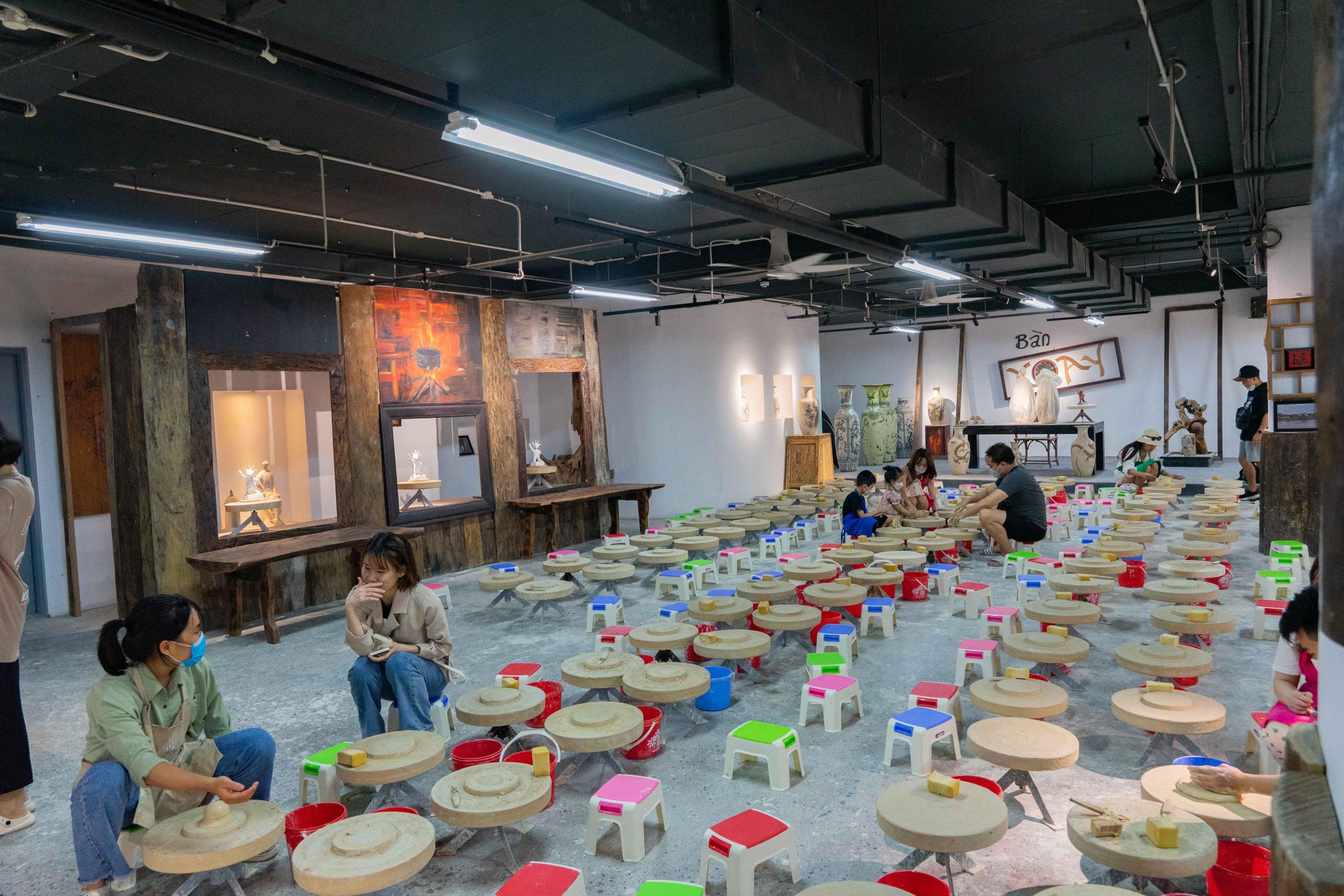 Bàn xoay Studio với không gian rộng rãi