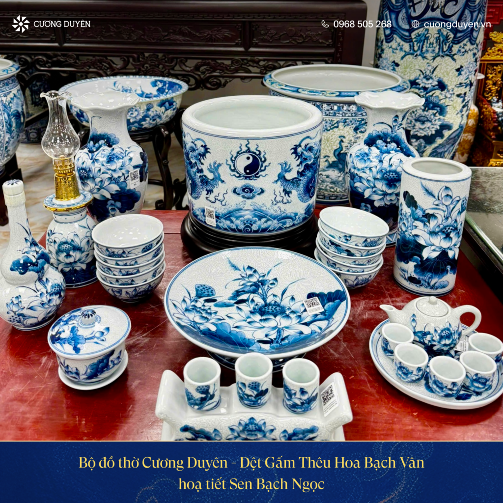 Bộ kỷ chén nước gốm sứ trên bàn thờ
