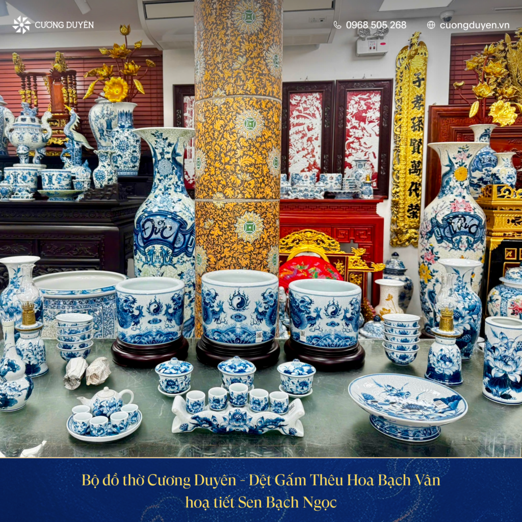 Bộ kỷ chén nước gốm sứ trên ban thờ