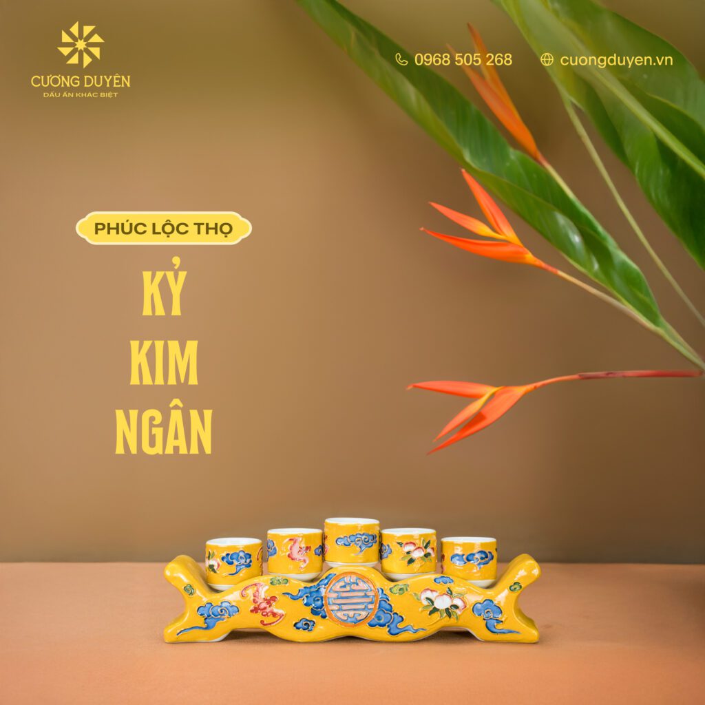 Bộ kỷ chén nước của thương hiệu Gốm Sứ Cương Duyên - thuộc bộ đồ thờ Rồng Hoàng Cung