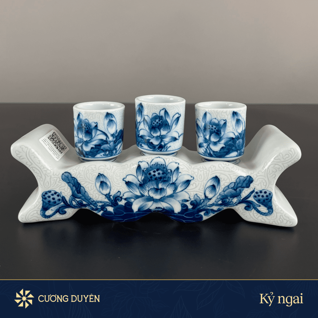 Bộ kỷ chén nước gốm sứ Bát Tràng của thương hiệu Gốm Sứ Cương Duyên trên ban thờ
