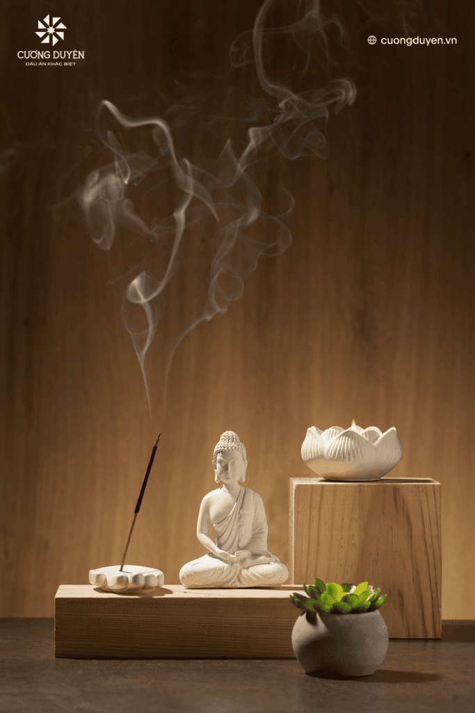 Nên thắp hương bằng tay nào là đúng phong thủy