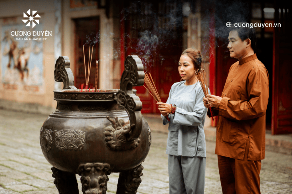 Nên thắp hương bằng tay trái hay tay phải