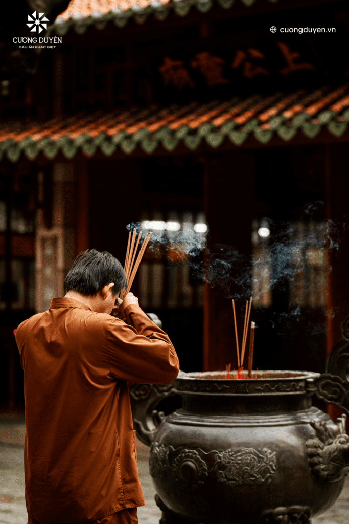 Thắp Hương Nên Thắp Bằng Tay Trái Hay Tay Phải