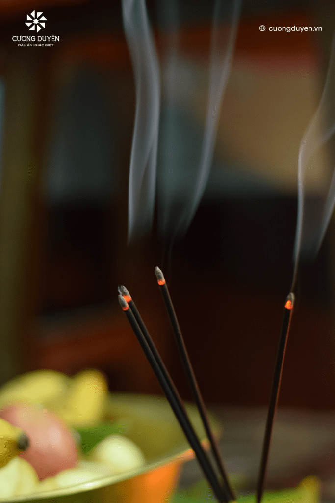 Thắp hương bằng tay là đúng phong thủy