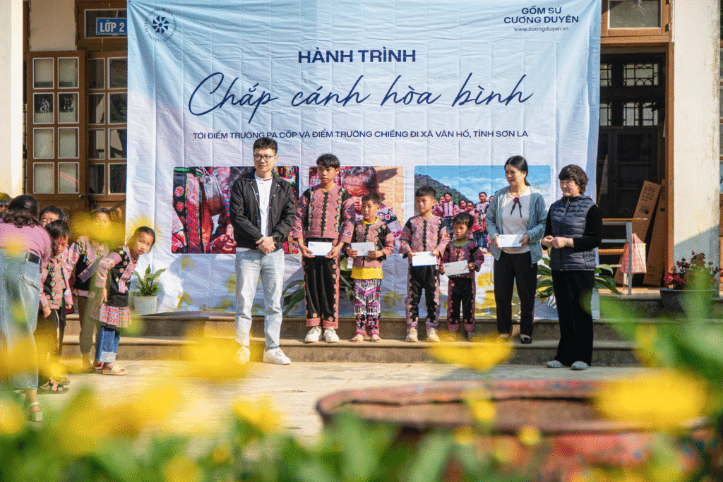 Gốm sứ Cương Duyên - Chấp cánh hòa bình