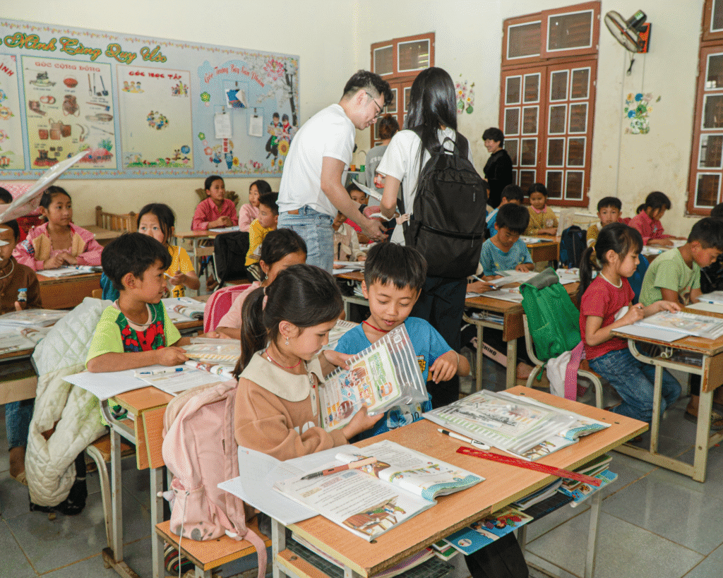 Gốm sứ Cương Duyên - Chấp cánh hòa bình.