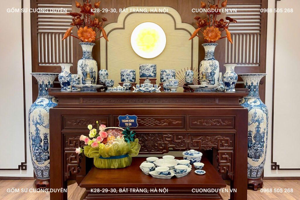 Lộc bình đặt ở hai bên ban thờ