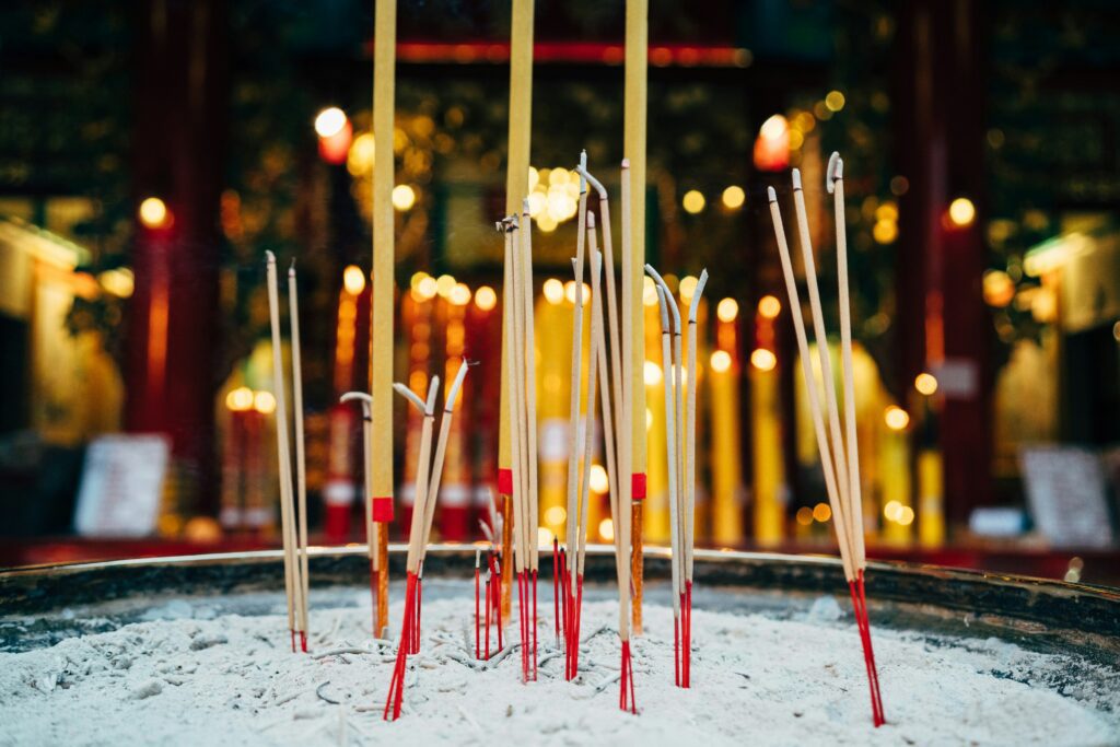 Mùng 1, ngày rằm nên thắp hương vào giờ nào?