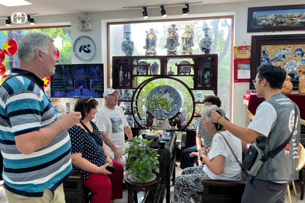 Du khách nước ngoài ghé thăm Showroom Cương Duyên