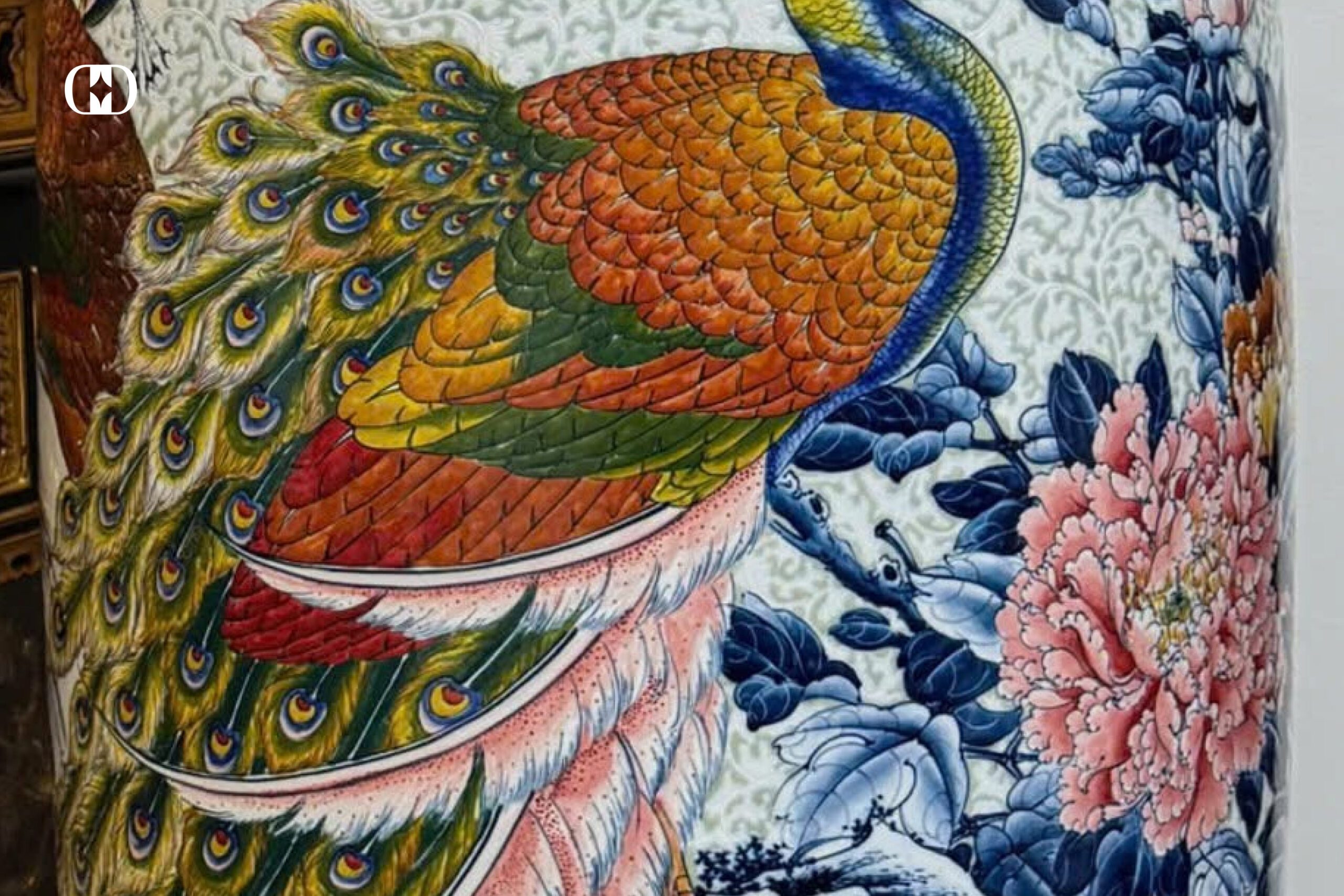 Họa tiết và hoa văn chim công trên đồ gốm sứ
