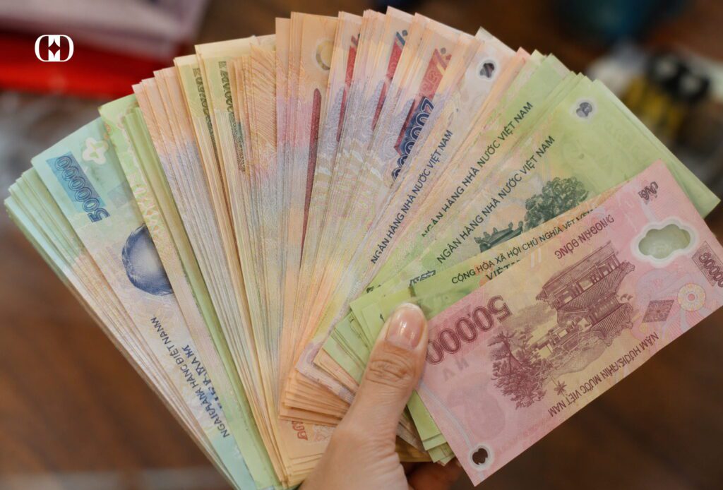 có nên để tiền thật trên bàn thờ không
