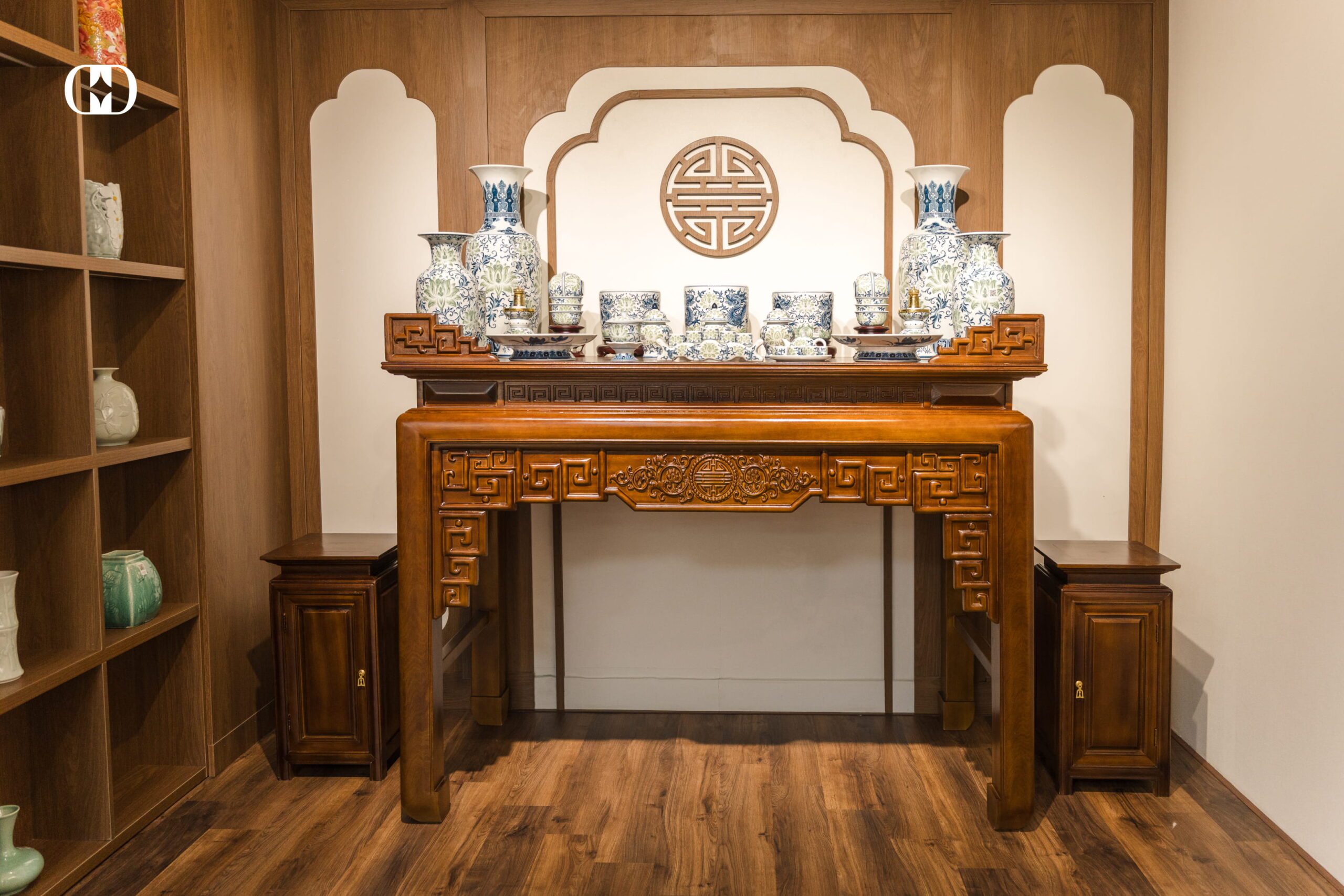 1 góc trưng bày gốm sứ cho không gian thờ tại showroom Cương Duyên