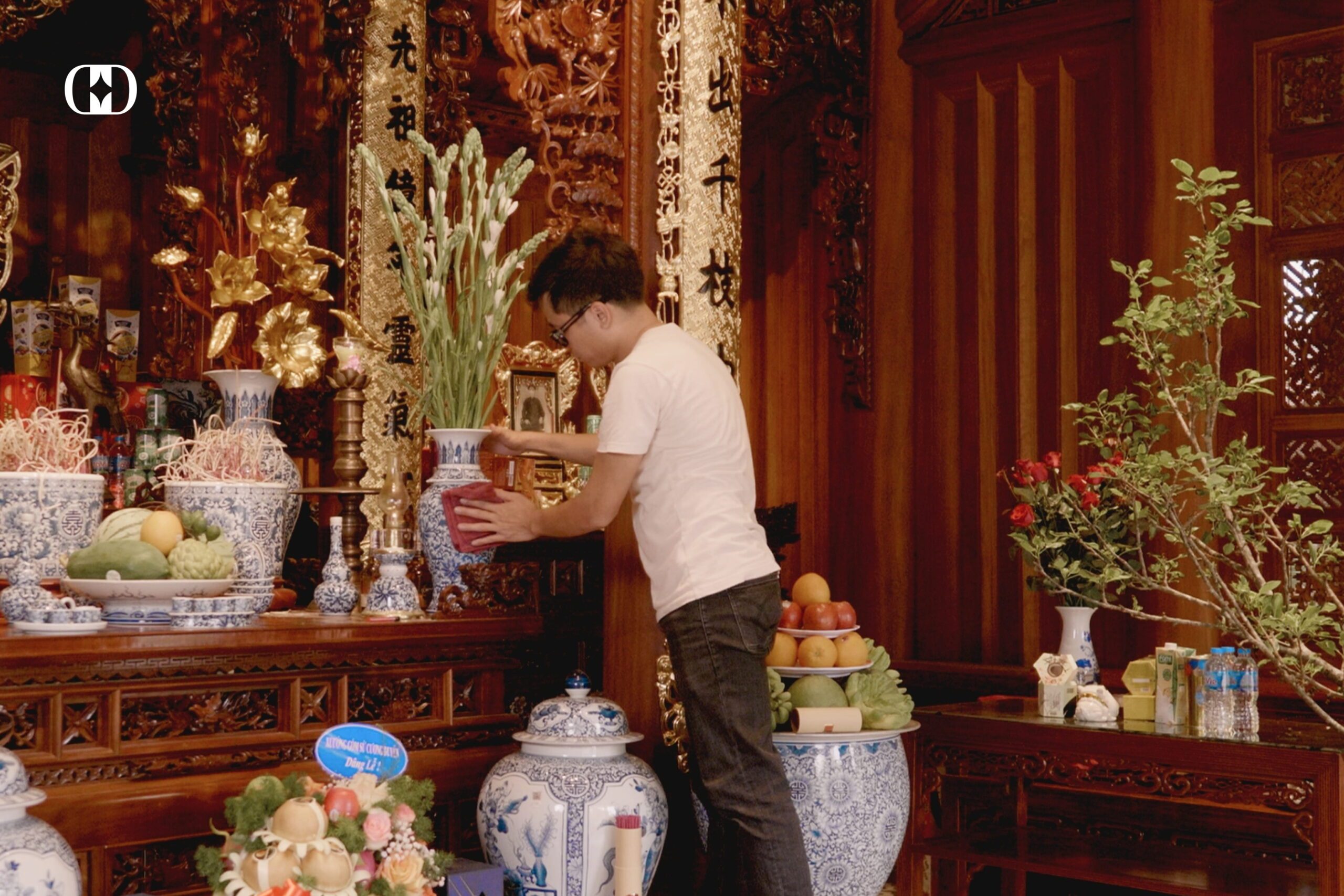 Lau chùi đồ thờ cúng (bao sái) để chuẩn bị cho ngày rằm