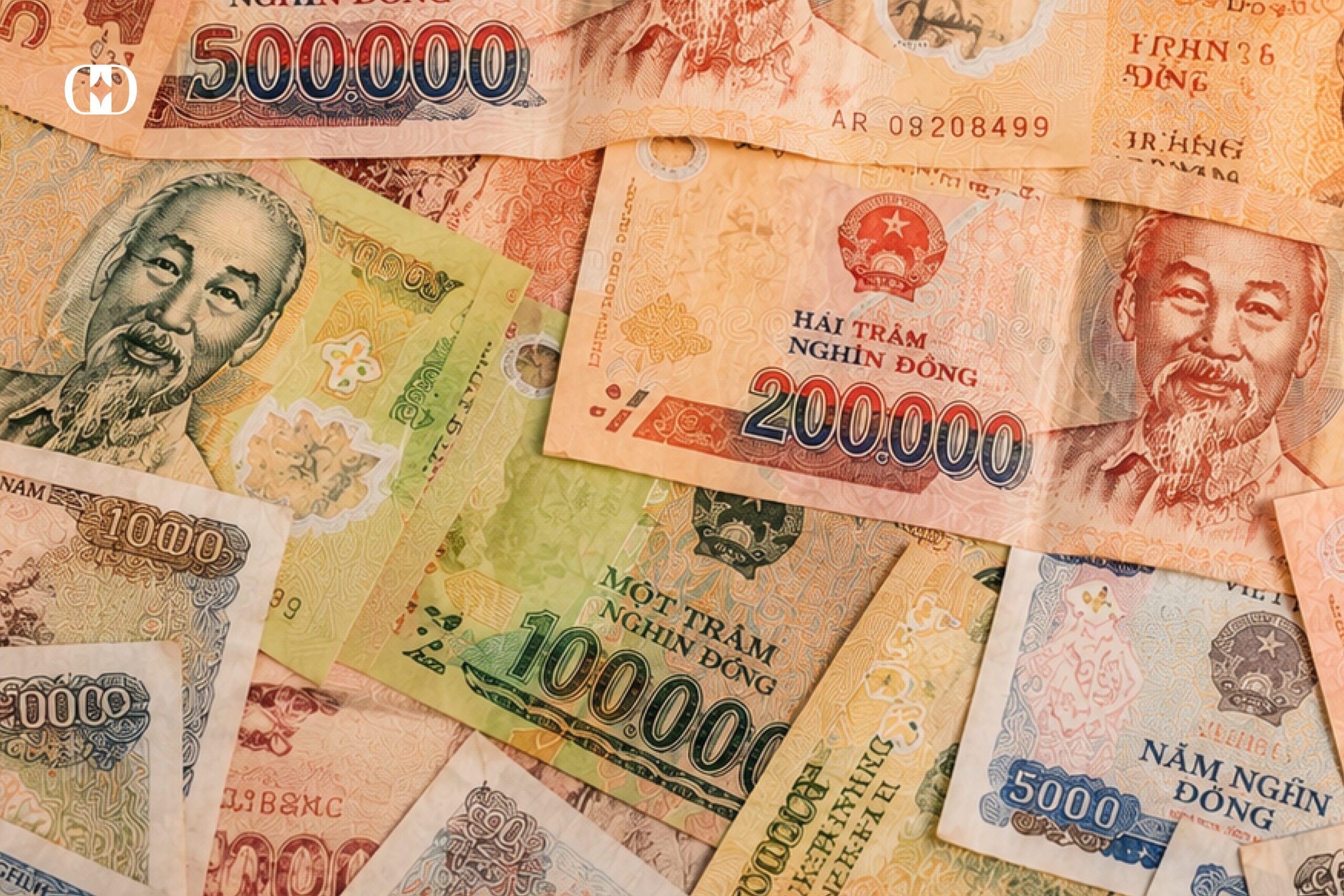 Các mệnh giá tiền thắp hương trên bàn thờ