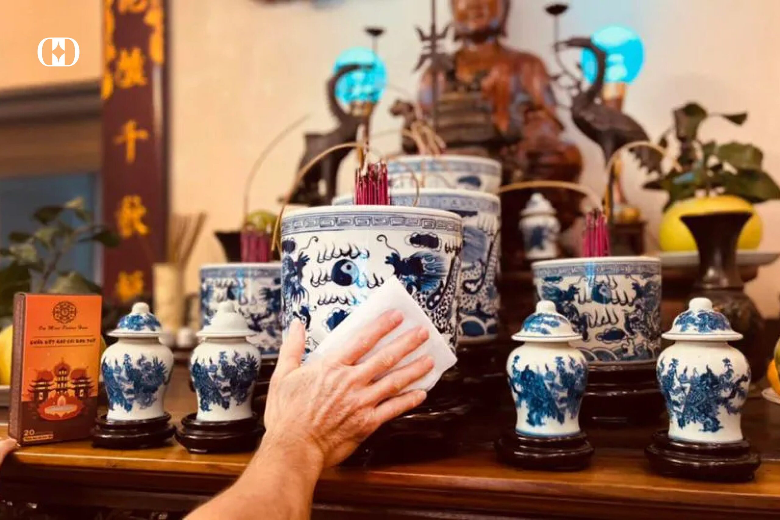 Việc vệ sinh lau chùi có thể khiến bát hương bị xê dịch
